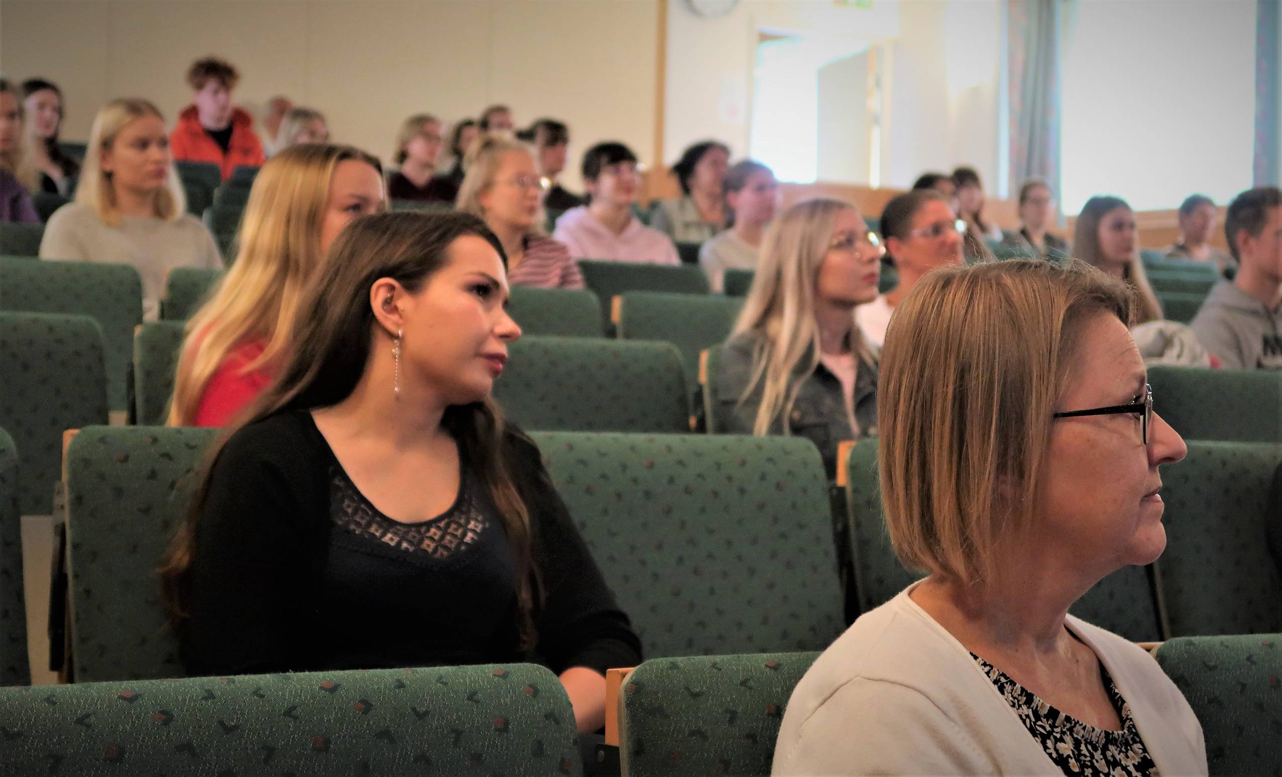 Opiskelijoita auditoriossa