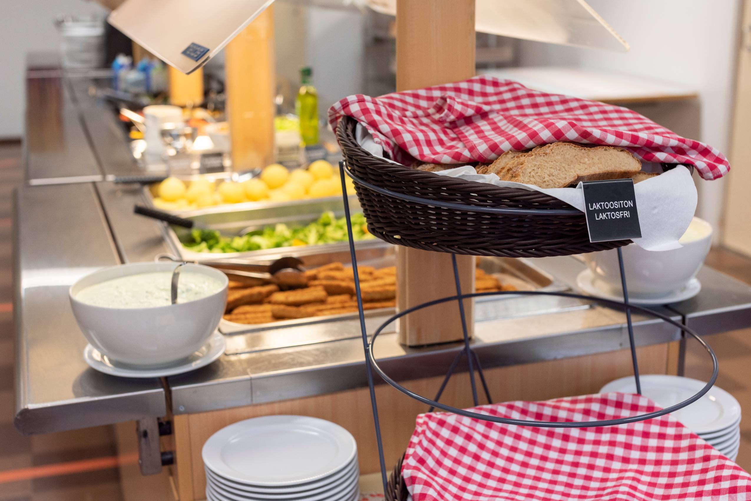 Lähikuva ruokalinjastosta jossa näkyy etualalla leipäkori