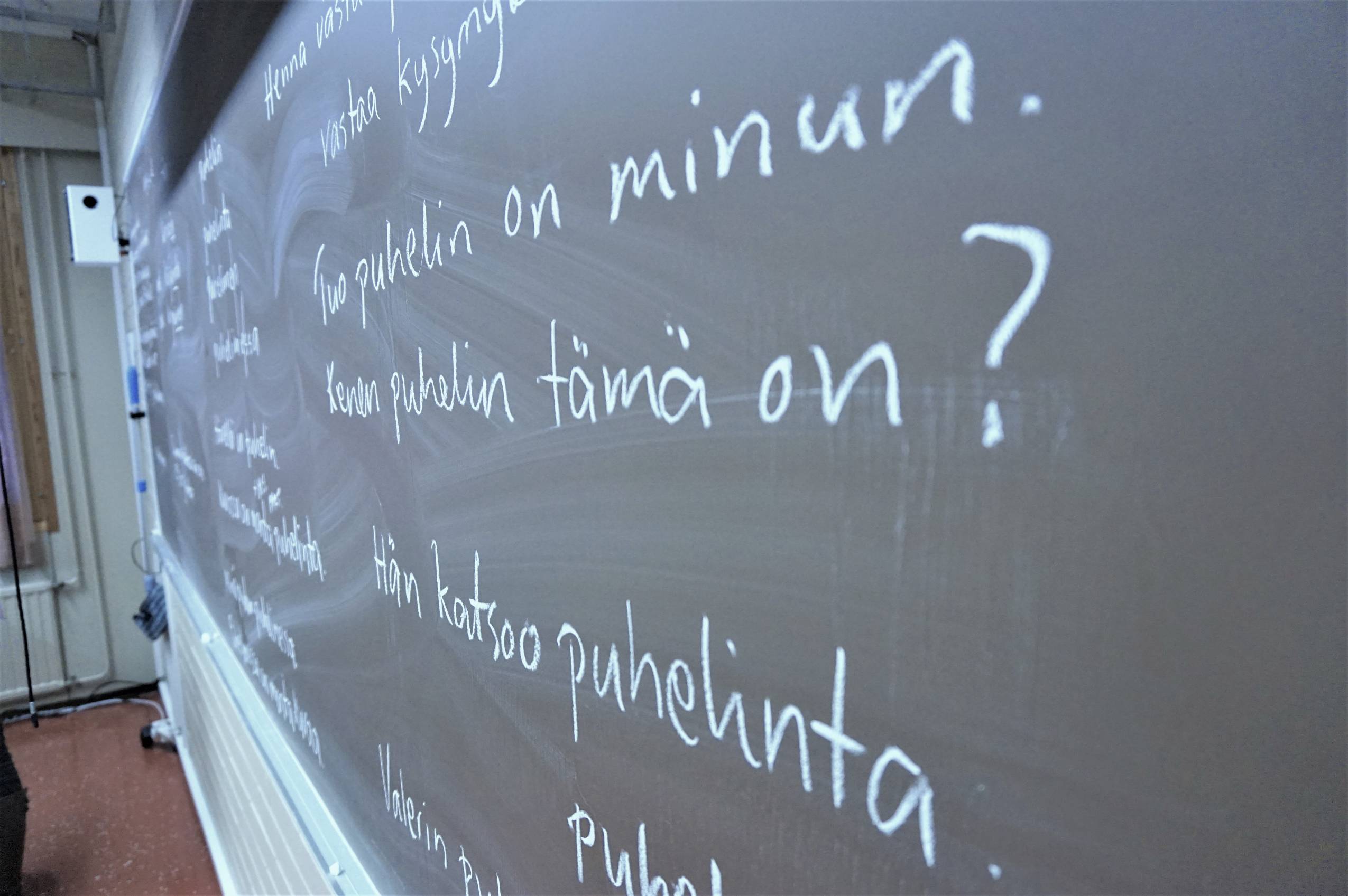 Lähikuva liitutaulusta jossa suomenkielistä tekstiä